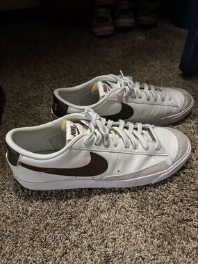 Nike Men’s Low-Top Sneaker - White with Brown Swoosh